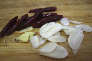 五花肉切成片状，小米辣切段姜，大蒜切片