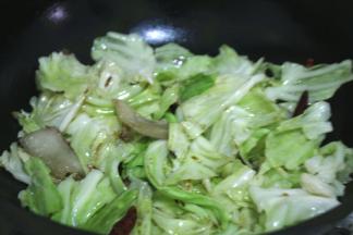 倒入包菜大火爆炒