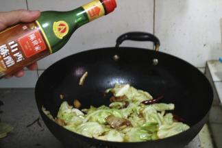 包菜出锅之前加两滴醋