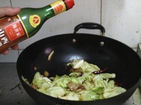 包菜出锅之前加两滴醋