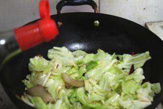 贴着锅边倒入生抽，锅内加盐，糖，鸡精翻炒均匀