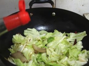 贴着锅边倒入生抽，锅内加盐，糖，鸡精翻炒均匀
