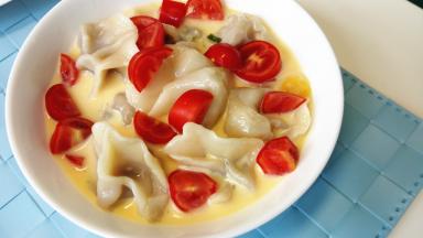 煮过的饺子放在碗中，倒入鸡蛋和牛奶的混合液，家里能吃的蔬菜都切成丁撒进碗里。