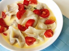 煮过的饺子放在碗中，倒入鸡蛋和牛奶的混合液，家里能吃的蔬菜都切成丁撒进碗里。