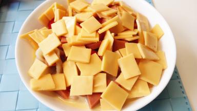 顶部撒上芝士，撒上培根，对于嗜甜如命的我来说看着就有一种满满的幸福感。