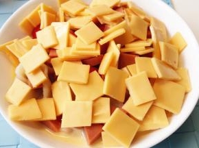 顶部撒上芝士，撒上培根，对于嗜甜如命的我来说看着就有一种满满的幸福感。