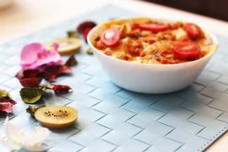 一切准备就绪，饺子放入烤箱，220度烤20分钟，高big的饺子披萨轻松Get!!