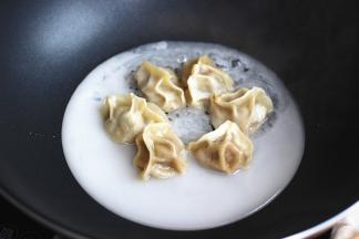 倒入一些淀粉水，开小火，煎至淀粉水就像结冰花一样凝固。