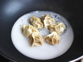 倒入一些淀粉水，开小火，煎至淀粉水就像结冰花一样凝固。