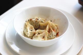 煮过的饺子，刷油，放调味料，既然是烧烤风味，当然少不了辣椒粉和孜然粉，这样吃起来才!够!味!