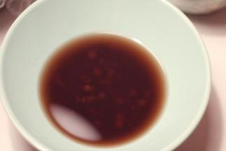 100g红豆提前一晚泡水，用50g白糖+10g红糖+1000ml水煮开，再煮10分钟转小火煮30分钟，关火焖15-30分钟，煮成香甜沙糯的红豆汤