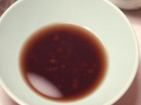 100g红豆提前一晚泡水，用50g白糖+10g红糖+1000ml水煮开，再煮10分钟转小火煮30分钟，关火焖15-30分钟，煮成香甜沙糯的红豆汤