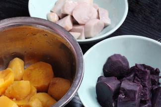 把芋头、红薯和紫薯切片入锅蒸15分钟左右，用筷子检测，能轻易穿透视为熟，取出分别捣碎成泥