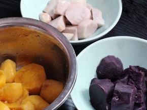 把芋头、红薯和紫薯切片入锅蒸15分钟左右，用筷子检测，能轻易穿透视为熟，取出分别捣碎成泥