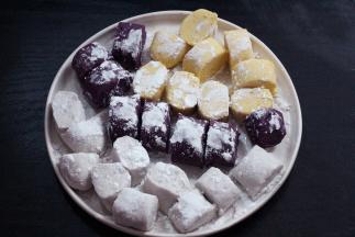 加木薯粉搓成团，加入的木薯粉比例越高，口感越Q；芋头的比例越高，香气越浓，（芋头加木薯粉的比例约为3：1，红薯含水量较高，加粉的比例约为2：1，紫薯介于两者之间），可自行调节，揉搓至粉团柔软而不粘手就可以了。把粉团搓成细长条，用刀切成小块，撒上木薯粉均匀的沾在圆子上防止粘连；