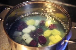 小锅烧水，煮开后把芋圆、红薯圆和紫薯圆倒入搅拌，煮1-2分钟左右至芋圆浮起，而后再煮1分钟捞出