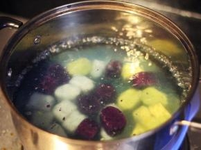 小锅烧水，煮开后把芋圆、红薯圆和紫薯圆倒入搅拌，煮1-2分钟左右至芋圆浮起，而后再煮1分钟捞出
