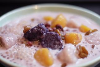 放入红豆汤里，放上葡萄干和西米，淋上牛奶和炼乳，一份简易版的芋圆就做好了