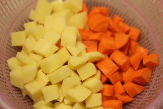 胡萝卜和土豆削皮切块