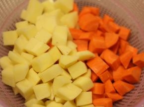 胡萝卜和土豆削皮切块