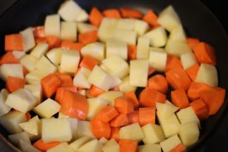 平底锅烧热，少油低温放上胡萝卜和土豆翻炒