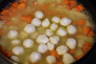 沸腾后放上解冻的鱼丸，中火煮10分钟