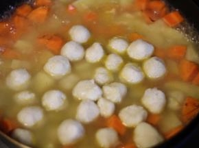 沸腾后放上解冻的鱼丸，中火煮10分钟
