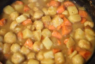 放上咖喱酱，小火加盖焖煮8-10分钟，咖喱酱完全融化入鱼丸中，汁浓酱香