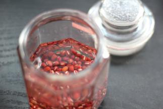 红豆提前一晚浸泡，牛奶放入冰箱冷藏室冷冻2-3个小时左右，冻成冰渣子状