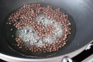 把泡好的红豆煮熟捞出