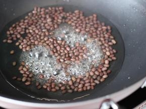 把泡好的红豆煮熟捞出