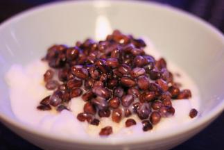 把冰冻好的牛奶沙冰挤在盘子里，铺上一层密红豆，淋上炼乳就做好了