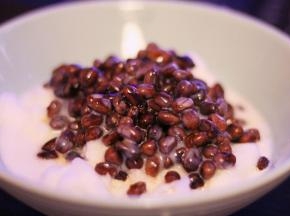 把冰冻好的牛奶沙冰挤在盘子里，铺上一层密红豆，淋上炼乳就做好了