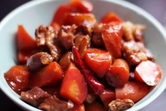 按下电饭锅煮饭键（智能电饭锅选择精煮，煮好即可食用；普通电饭锅选择煮饭，跳至保温档时用湿布盖上气孔，焖10-20分钟左右即可）