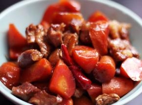 按下电饭锅煮饭键（智能电饭锅选择精煮，煮好即可食用；普通电饭锅选择煮饭，跳至保温档时用湿布盖上气孔，焖10-20分钟左右即可）