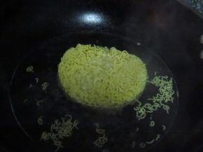 锅洗净后加水，煮开放上方便面