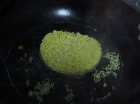 锅洗净后加水，煮开放上方便面