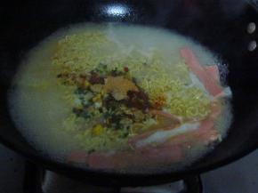 方便面煮开后加火腿肠，放上调料包，稍稍再煮一会关火