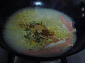 方便面煮开后加火腿肠，放上调料包，稍稍再煮一会关火