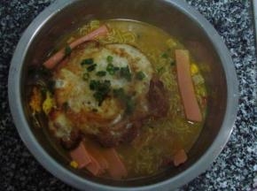 将面捞出装碗，把煎好的鸡蛋放在面食，撒上葱花即可