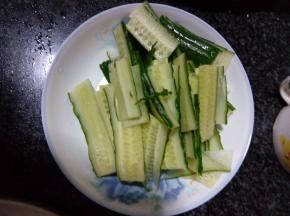 黄瓜洗干净，横切成片