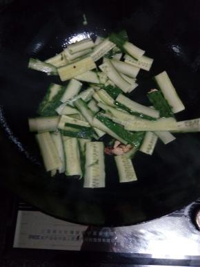 锅中热油，放入姜片炒香，然后把黄瓜片放进去翻炒