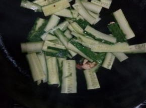 锅中热油，放入姜片炒香，然后把黄瓜片放进去翻炒