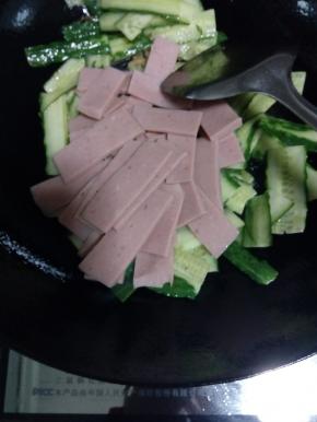 黄瓜炒到5-6成熟，把火腿片倒入锅中翻炒
