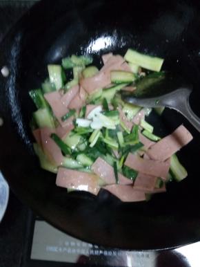 炒熟之后，加适量盐进行调味，放上葱段、蒜片翻炒片刻就可出锅