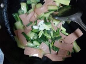 炒熟之后，加适量盐进行调味，放上葱段、蒜片翻炒片刻就可出锅