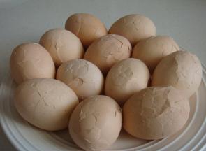 鸡蛋洗净，用清水煮5-6分钟左右，煮熟后将蛋壳敲碎，以便煮入味