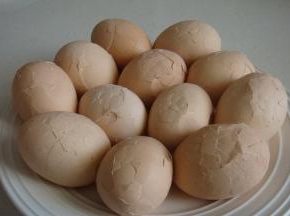 鸡蛋洗净，用清水煮5-6分钟左右，煮熟后将蛋壳敲碎，以便煮入味