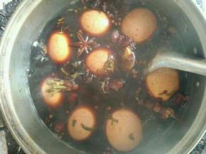 锅中加水，放入花椒、八角、茶叶、桂皮，大火煮10分钟