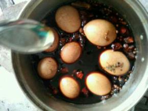 放入适量酱油，煮20分钟上色入味即可